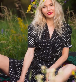 Блондинка Зарина отдыхает на природе