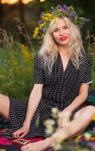 Блондинка Зарина отдыхает на природе