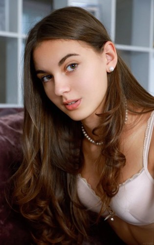 Привлекательная Валенсия отдыхает дома