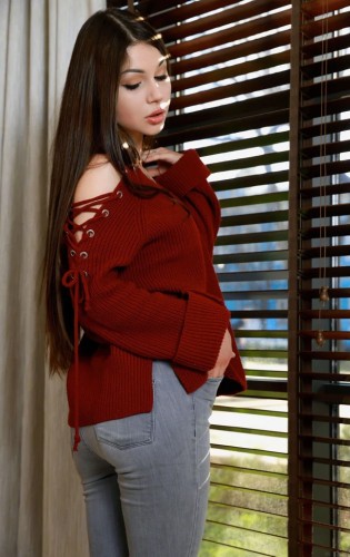 Пышненькая брюнетка Дельфина