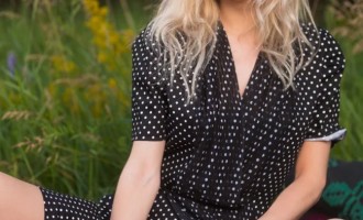 Блондинка Зарина отдыхает на природе