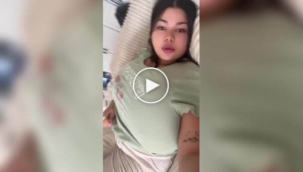 Женщина с очень большой грудью, показала как готовится ко сну