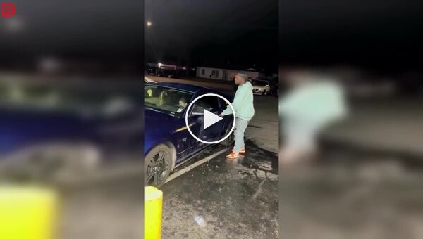 Конфликт на улице закончился погромом автомобиля