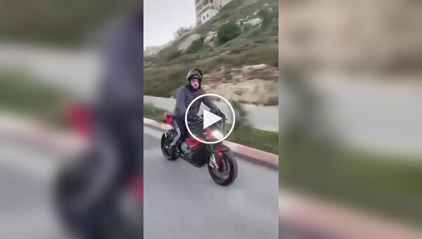 Эпичный полет мотоциклиста