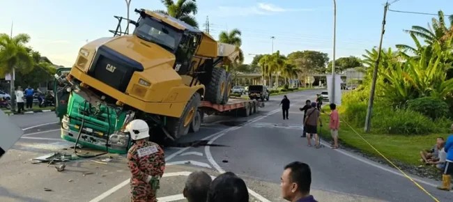 Смертельно опасная транспортировка груза (4 фото + 1 видео)