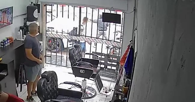 Полицейский обезвредил грабителя в Бразилии (2 фото + 1 видео)