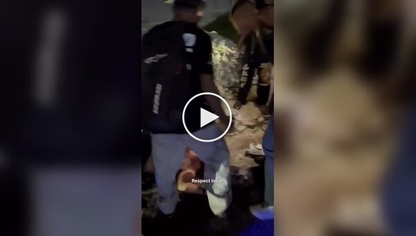 Житель Бали взял на удушающий россиянина, пристававшего к девушке