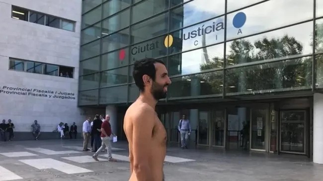 В Испании оштрафовали нудиста, который пришёл голышом в полицию (4 фото)