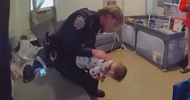 Сотрудники полиции спасли задыхающегося малыша (5 фото + 1 видео)