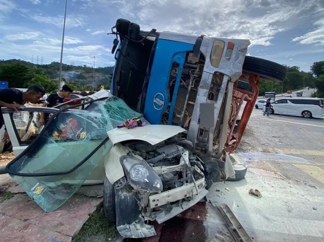 Снёс кабину у грузовика и легковые автомобили (2 фото + 5 видео)