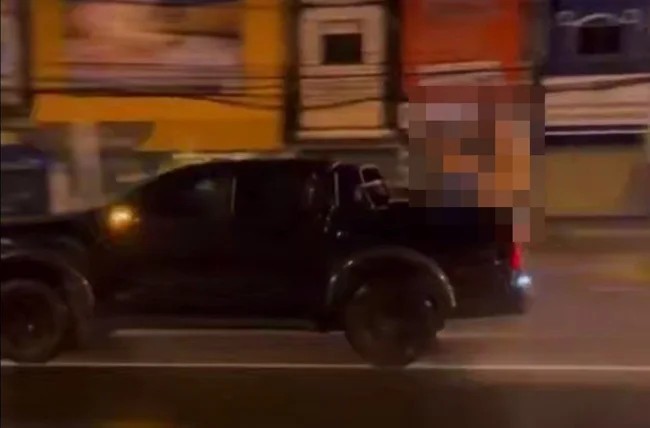 Блогер занялся непотребством в кузове пикапа в Таиланде (3 фото + 1 видео)
