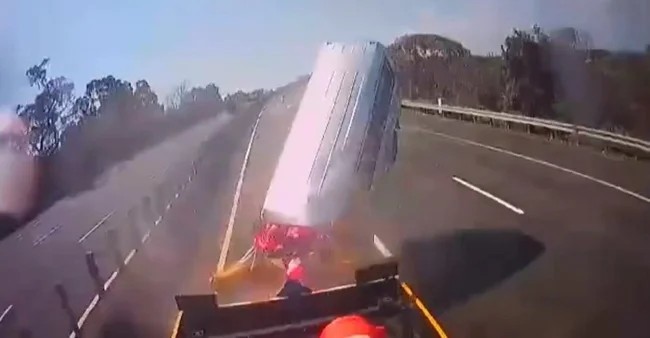 Микроавтобус со школьниками влетел в автомобиль дорожной службы (6 фото + 1 видео)