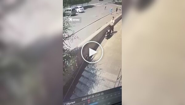 Кусок льда упал на женщину с коляской в Казахстане
