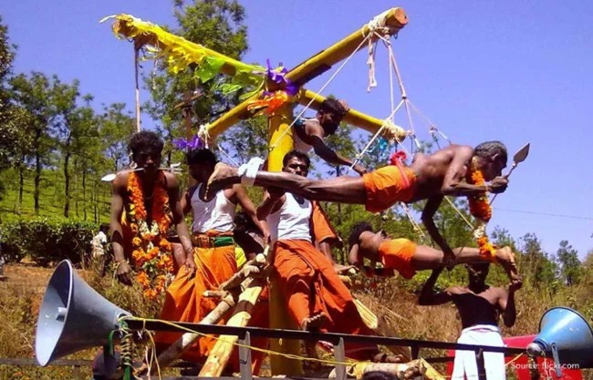 Человеческие люстры – зачем индусы вешают себя на крюки (5 фото + 1 видео)