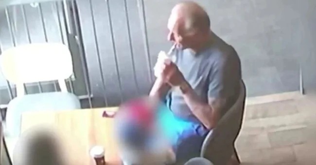 Жуткий момент: дедушка ведёт детей в McDonald's после убийства их родителей (4 фото + 1 видео)